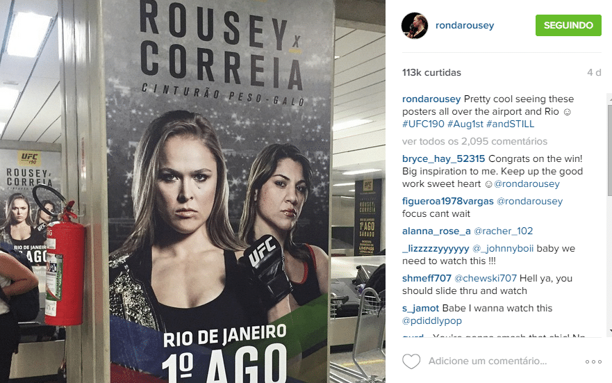 Ronda Rousey comemora ver propagandas no aeroporto do Rio, na chegada ao Brasil, quinta-feira. - Reprodução/Instagram