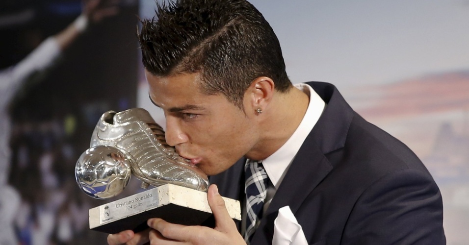 Cristiano Ronaldo recebe homenagem do Real Madrid por se tornar maior artilheiro da história do clube