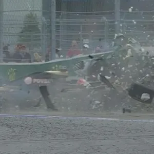 Grosjean perdeu o controle da Lotus na curva 3 e acertou o muro do GP de Sochi. O piloto deixou o carro andando - Fórmula 1/Oficial