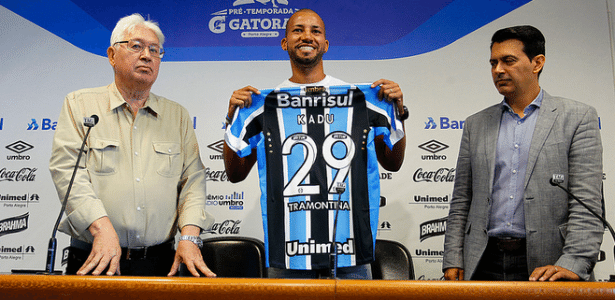 Kadu é apresentado como novo zagueiro do Grêmio e fala em Libertadores - Lucas Uebel/Grêmio