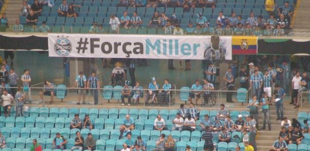 Torcida do Grêmio expõe faixa em apoio a Miller Bolaños na Arena - Marinho Saldanha/UOL