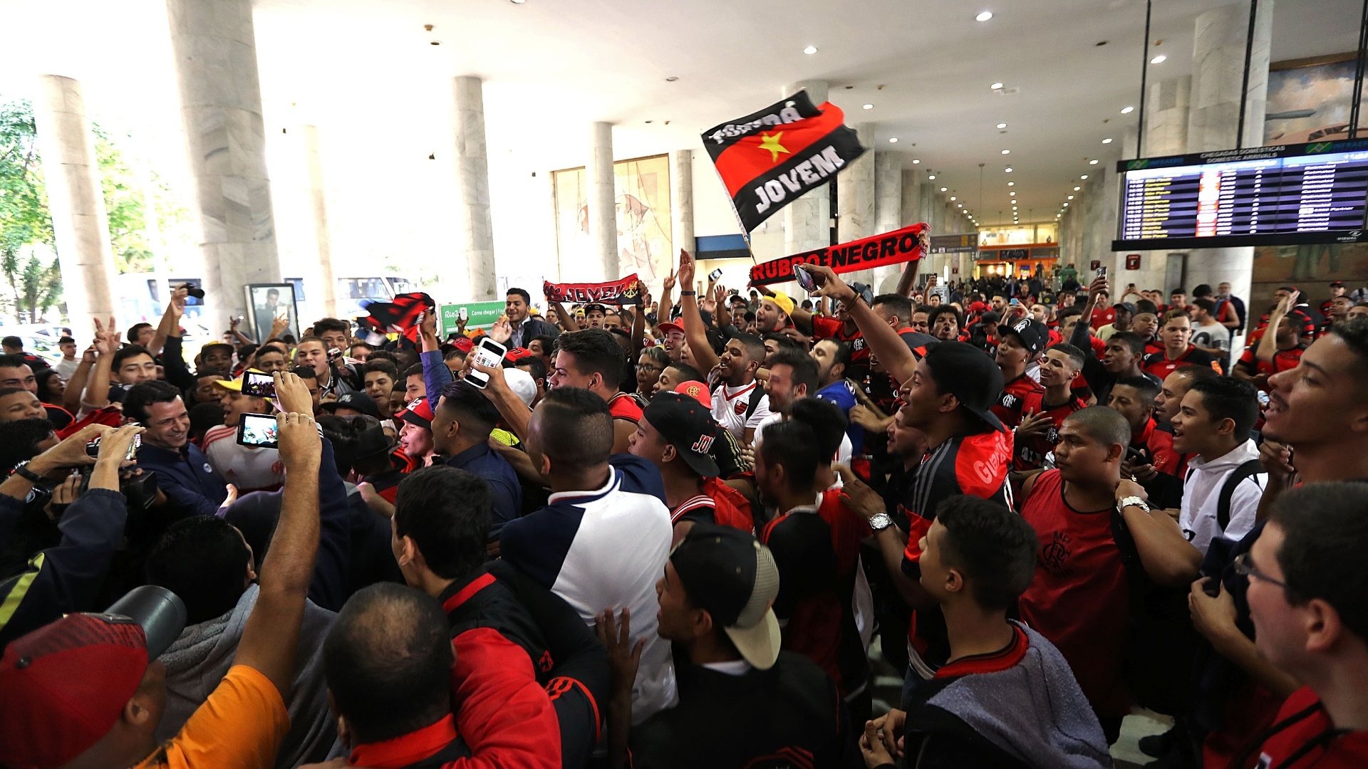 Torcida do Flamengo compareceu em peso para receber Diego no Aeroporto Santos Dumont - Júlio César Guimarães/ UOL