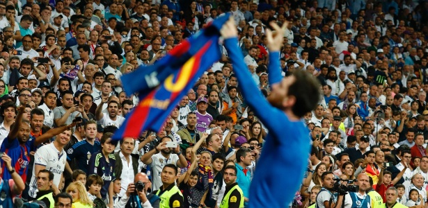 Torcedores do Barcelona comemoram gol de Messi em lugar destinado ao Real Madrid - AFP PHOTO / OSCAR DEL POZO