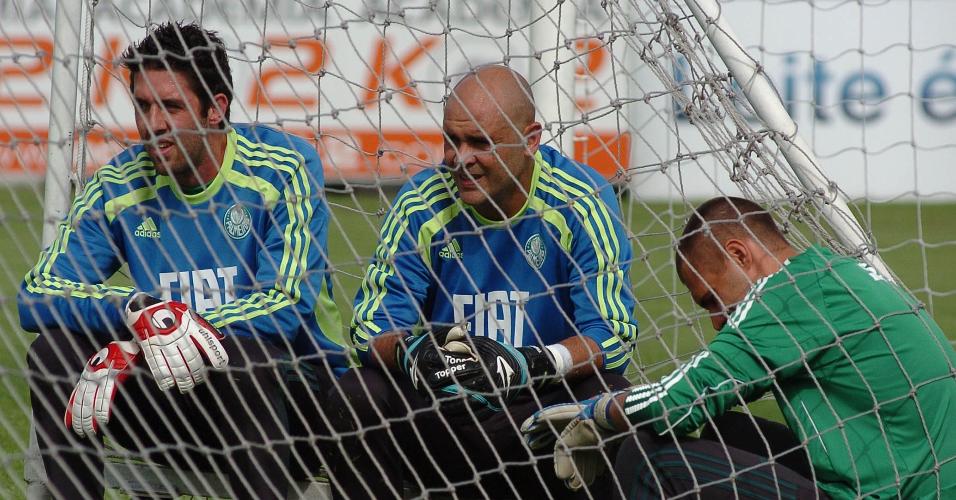 Marocs conversa com os goleiros do Palmeiras Bruno e Deola em treino em 2011