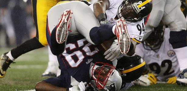 LeGarrette Blount é derrubado por Javon Hargrave em jogo da NFL - Patrick Smith/Getty Images