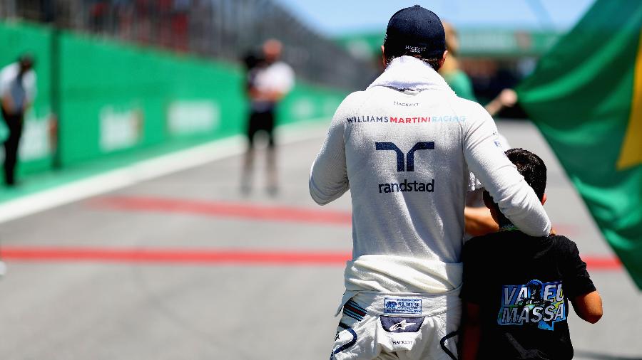 Felipe Massa caminha pelos boxes de Interlagos com o filho Felipinho - Mark Thompson/Getty Images