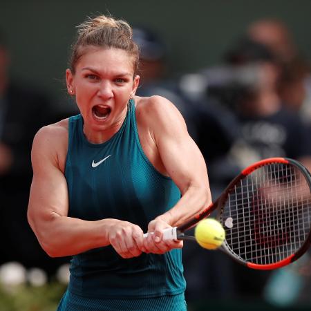 Simona Halep rebate durante final de Roland Garros contra Sloane Stephens