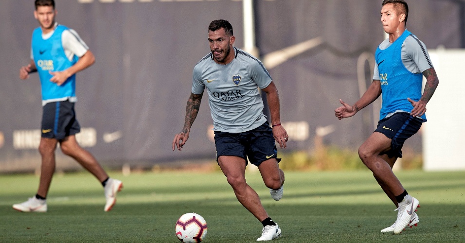 O atacante Tevez em treino do Boca Juniors em Barcelona