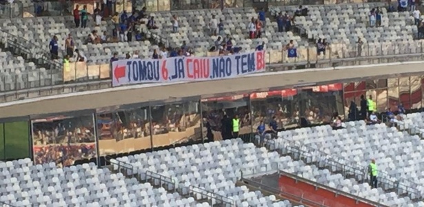 Faixa da torcida do Cruzeiro no Mineirão durante o clássico - Thiago Fernandes/UOL Esporte - Thiago Fernandes/UOL Esporte