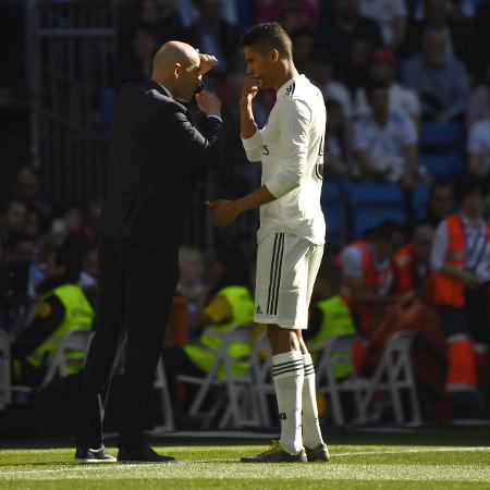 Raphael Varane conversa com Zinedine Zidane durante jogo do Real Madrid - GABRIEL BOUYS/AFP