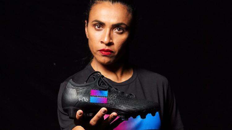 Marta mostra chuteira Go Equal, com um símbolo de igual para pedir equidade no esporte - Reprodução - Reprodução
