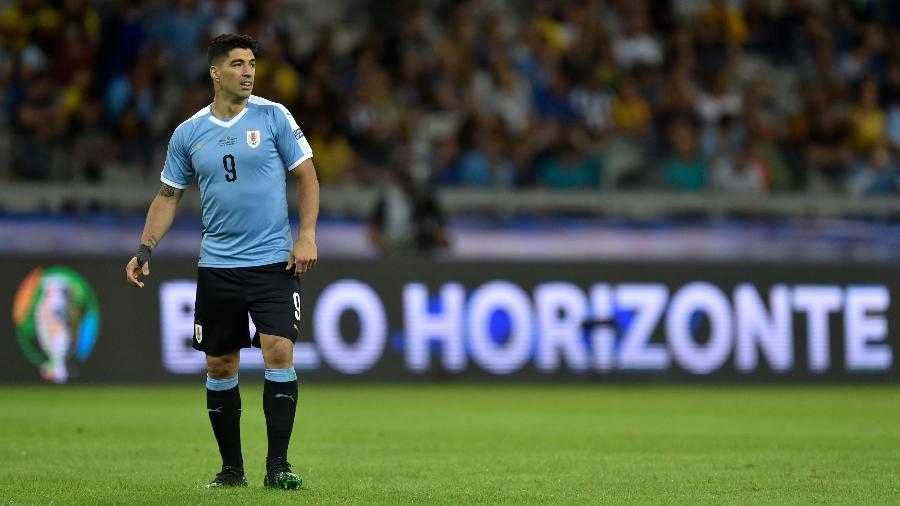 Suárez não está satisfeito com gramados brasileiros - Douglas Magno / AFP