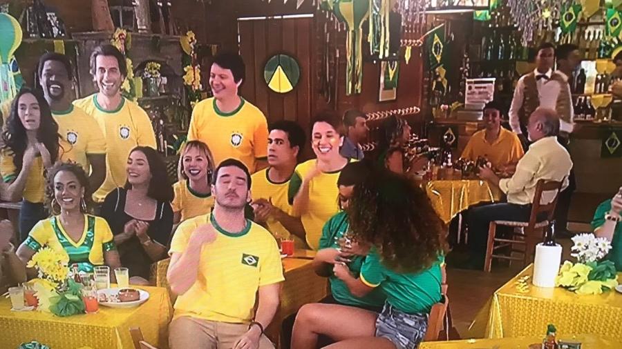 Personagens da novela "Verão 90" na expectativa pelo jogo da seleção brasileira na Copa de 1994 - Reprodução/TV Globo