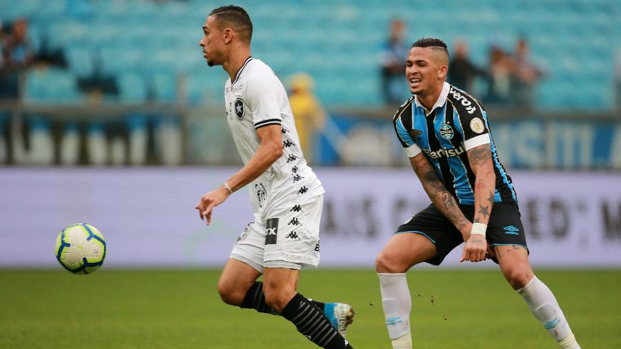 Luiz Fernando, hoje emprestado ao Grêmio, em 2019 com a camisa do Botafogo na Arena - REUTERS/Diego Vara