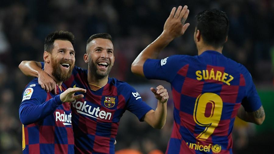 Lionel Messi comemora com Jordi Alba e Luis Suárez após marcar pelo Barcelona sobre o Valladolid - LLUIS GENE / AFP