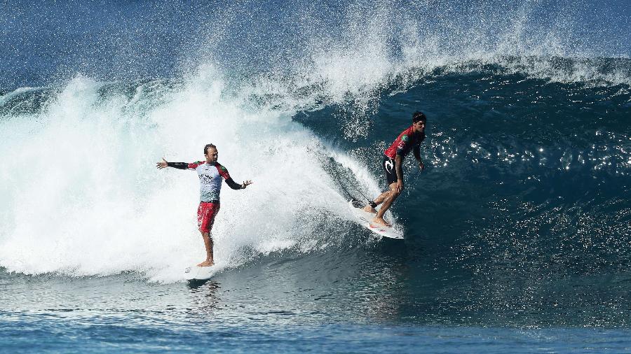 Gabriel Medina atravessa onda de Caio Ibelli nas oitavas de final do Pipe Masters, a última etapa do ano do Mundial de Surfe. O brasileiro foi punido pela manobra - Matt King/Getty Images/AFP
