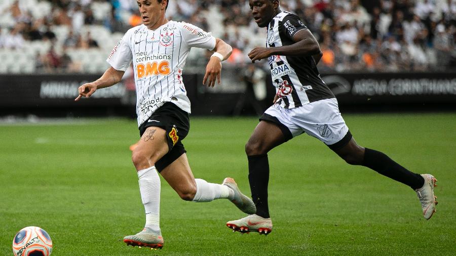 Mateus Vital, do Corinthians e Elacio, da Inter de Limeira, disputam bola em partida pelo Paulista - Daniel Vorley/AGIF