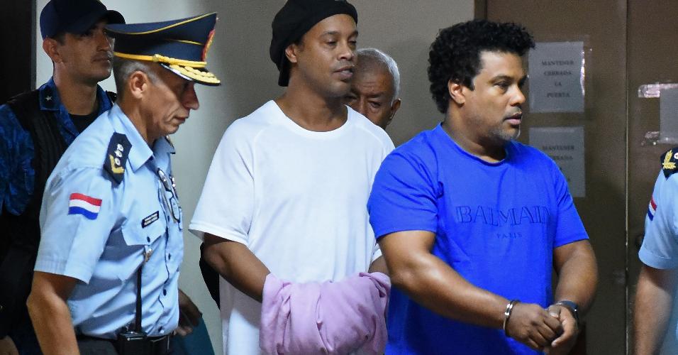 Ronaldinho e Assis chegam algemados para audiência de custódia