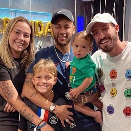 Neymar posa ao lado da família em aniversário de David Lucca - Reprodução/Instagram @neymarjr