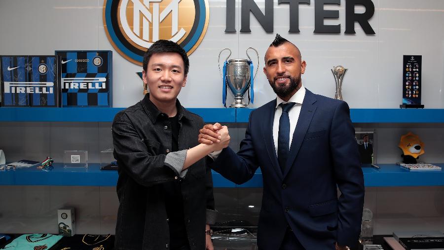Vidal (direita) ao lado do presidente da Inter de Milão, Steven Zhang - Divulgação/Inter Milan