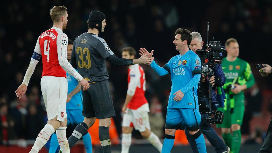 Cech e Messi se cumprimentam em duelo entre Arsenal e Barcelona, em 2016 - Tom Jenkins/Getty Images