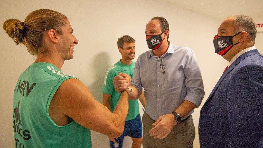 Rogério Ceni cumprimenta Filipe Luís em seu primeiro dia como técnico do Flamengo - Alexandre Vidal / Flamengo