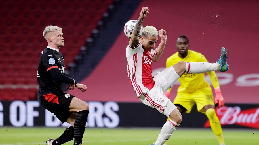 Antony, ex-SPFC, garante liderança do Ajax no holandês em lance com direito a chapéu - Laurens Lindhout/Soccrates/Getty Images