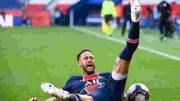 Neymar derrubado - FRANCK FIFE / AFP - FRANCK FIFE / AFP