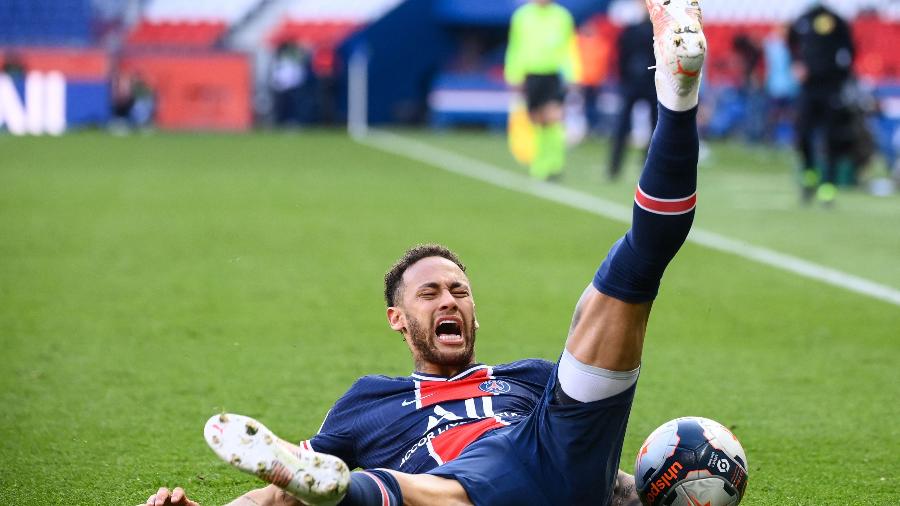 Neymar sofre falta durante partida entre PSG e Lille, pelo Campeonato Francês - FRANCK FIFE / AFP