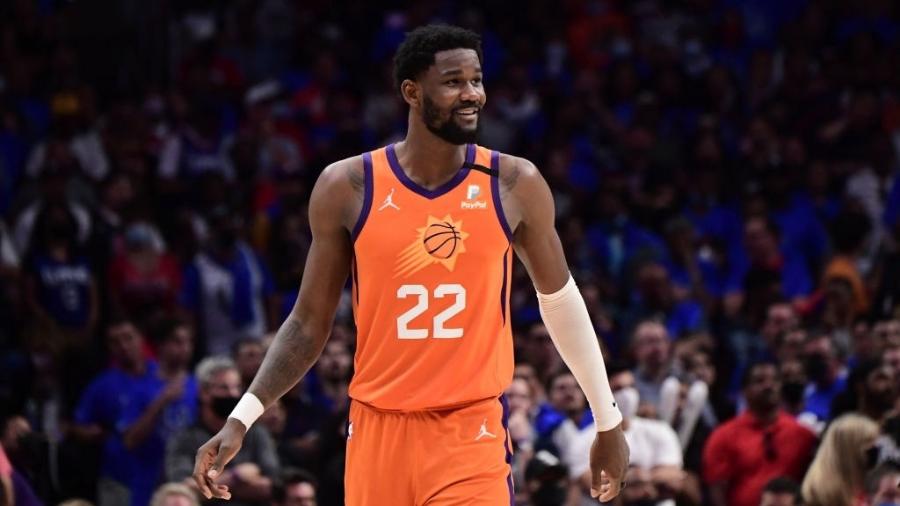 Deandre Ayton em ação pelo Phoenix Suns em jogo contra o LA Clippers nos playoffs da NBA -  Adam Pantozzi/NBAE via Getty Images