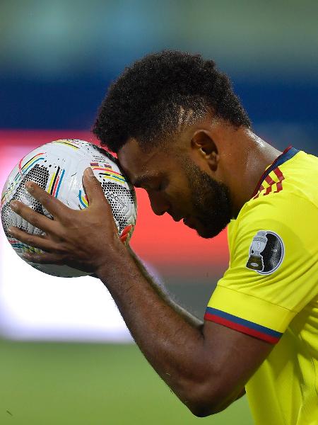 Miguel Borja segura a bola durante jogo da Colômbia na Copa América -  Pedro Vilela/Getty Images