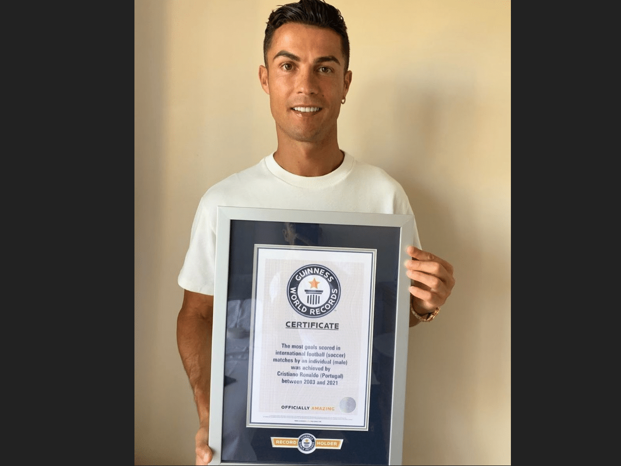 Cristiano Ronaldo posa com certificado do Guinness