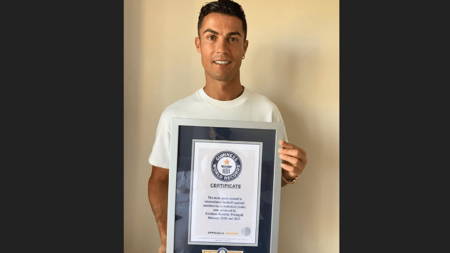 Cristiano Ronaldo posa com certificado do Guinness - Reprodução