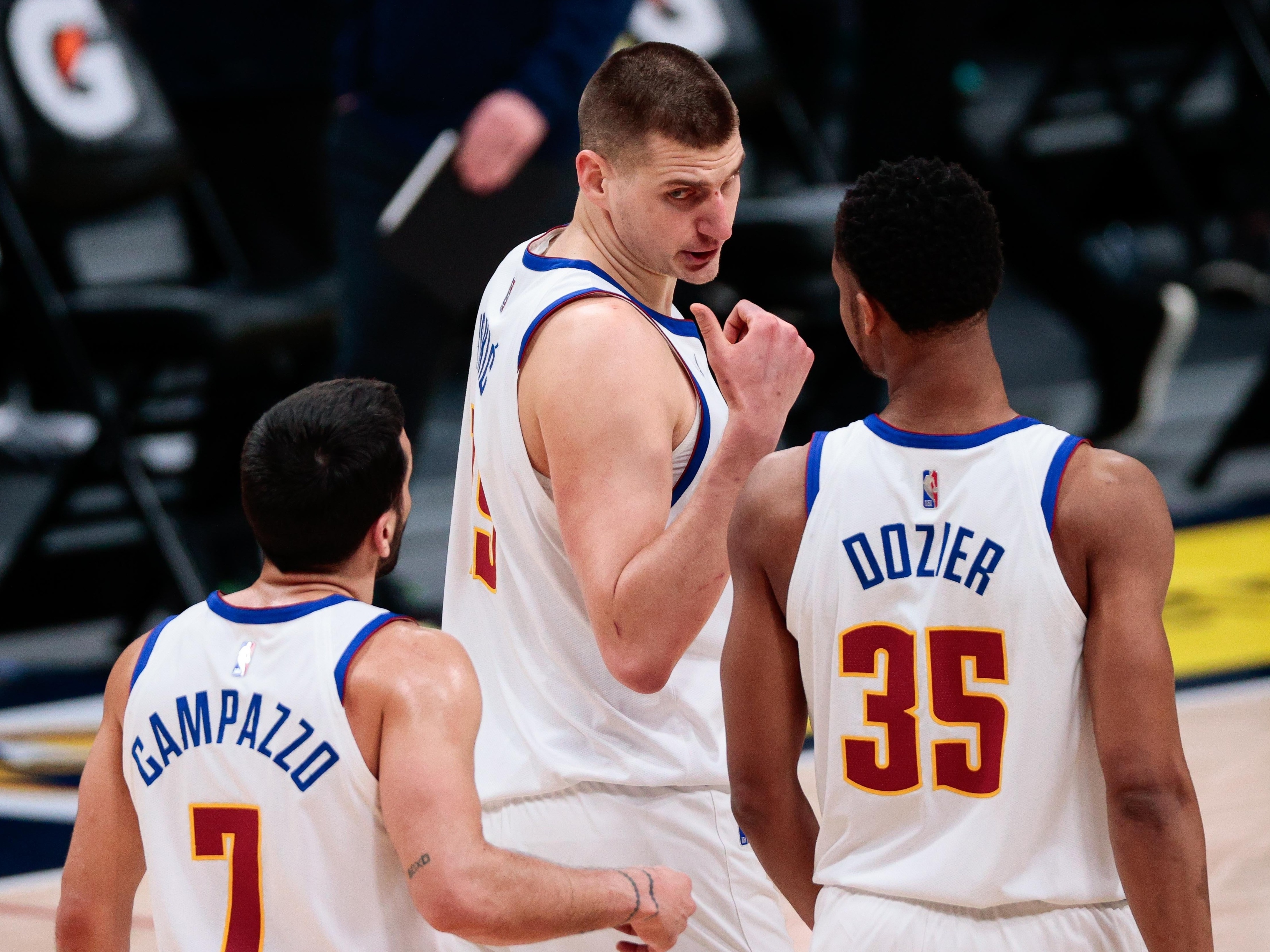 Jogador de basquete com um jogo de bola