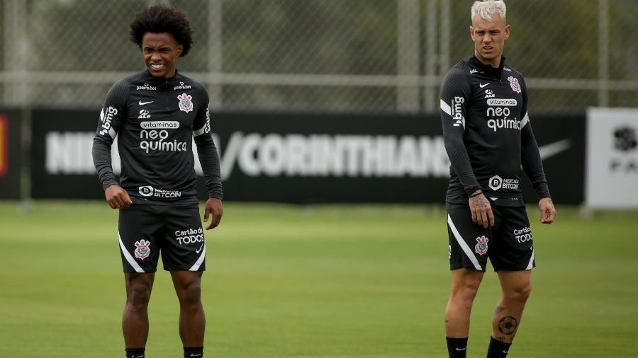 Willian e Roger Guedes durante o último treino do Corinthians antes do jogo contra o Ceará, no Castelão  - Rodrigo Coca/ Ag. Corinthians 