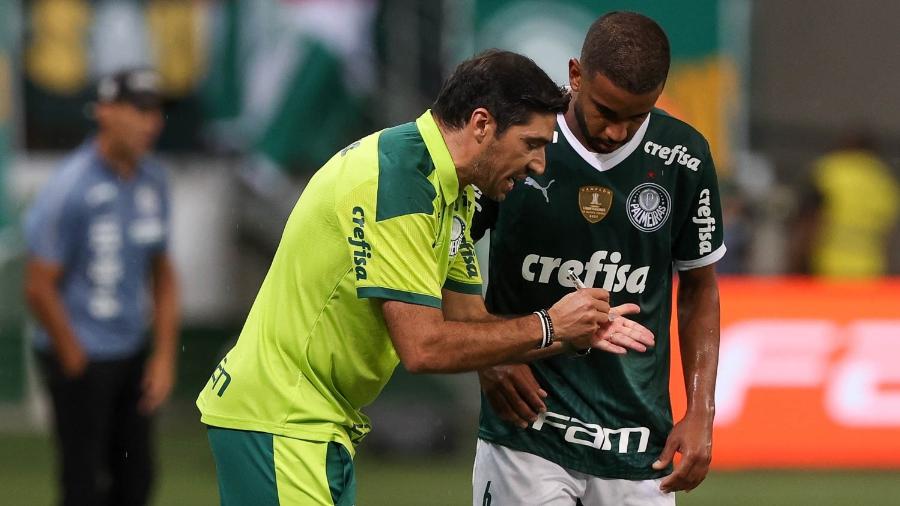 Abel Ferreira conversa com Jorge durante jogo do Palmeiras  - Cesar Greco/ Palmeiras 