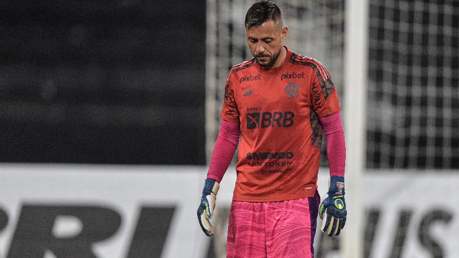 Diego Alves durante aquecimento para atuar pelo Flamengo - Thiago Ribeiro/AGIF