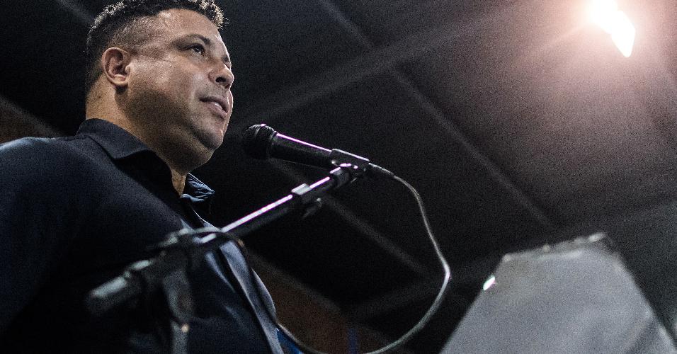 Ronaldo discursa durante reunião extraordinária do Conselho do Cruzeiro para debater venda da SAF