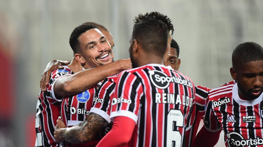 Luciano e Reinaldo comemoram gol de pênalti pelo atacante do São Paulo, na partida contra o Ayacucho - Staff Images / CONMEBOL