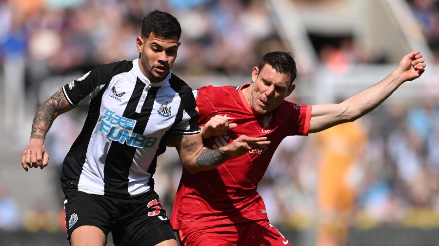 Bruno Guimarães disputa bola com James Milner em Newcastle x Liverpool pelo Campeonato Inglês - Stu Forster/Getty Images