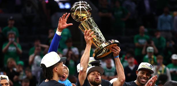 Stephen Curry ergue o troféu da temporada 2022 da NBA conquistado pelo Golden State Warriors