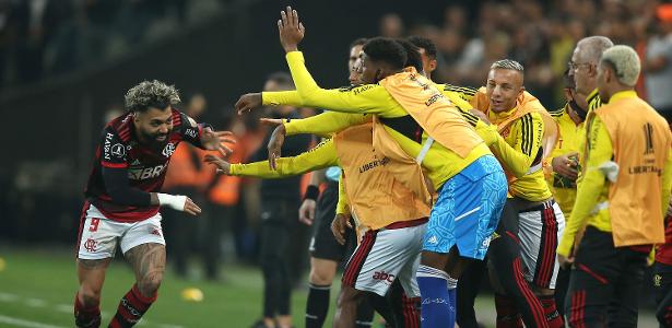 Flamengo bate o Corinthians com sobras em Itaquera e já está na semifinal