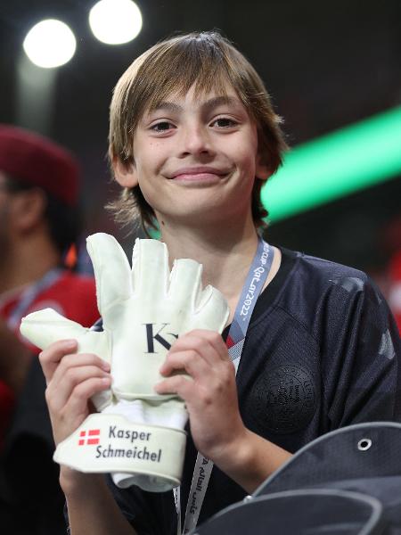 Jovem torcedor da Dinamarca recebe luva de Schmeichel de presente após jogo contra a Tunísia na Copa do Mundo - ADRIAN DENNIS / AFP