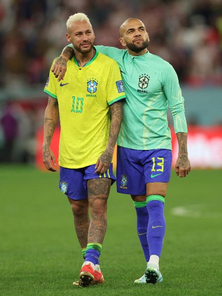 Neymar e Daniel Alves após a eliminação da seleção brasileira na Copa do Mundo do Qatar
