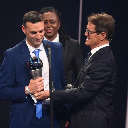 Lionel Scaloni recebe o troféu de melhor técnico no Fifa The Best - FRANCK FIFE / AFP