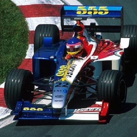 Jacques Villeneuve com o modelo usado pela BAR na temporada 1999 da Fórmula 1  - Reprodução