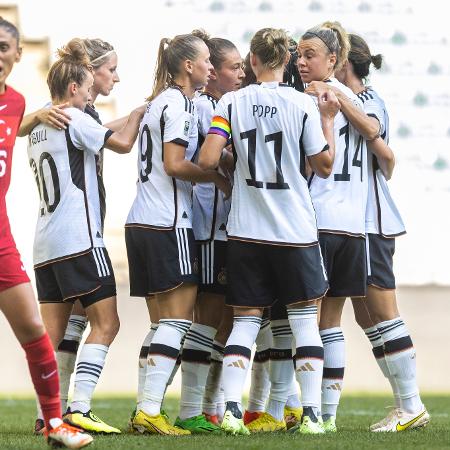 Capitã da seleção alemã, Alexandra Popp, usa a braçadeira de arco-íris durante jogo das eliminatórias da Copa do Mundo feminina 2023 - Maja Hitij/Getty Images for DFB