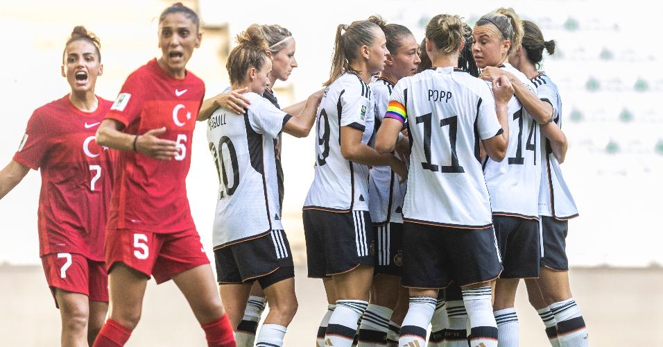 Jogadores da seleção alemã em jogo contra a Turquia, pelas eliminatórias da Copa do Mundo 2023