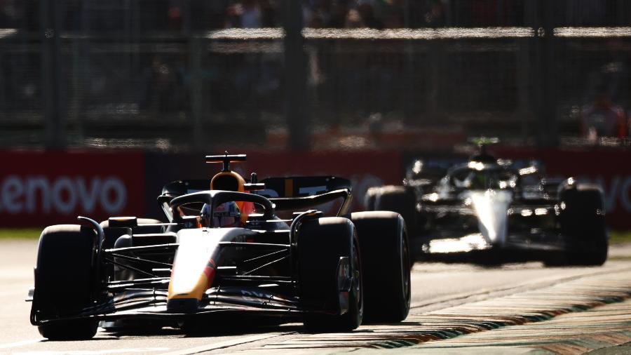 Max Verstappen à frente de Lewis Hamilton no GP da Austrália - Robert Cianflone/Getty Images