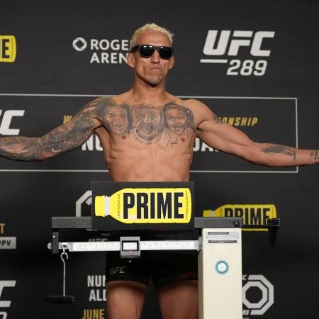 Charles do Bronx, em pesagem no UFC 269